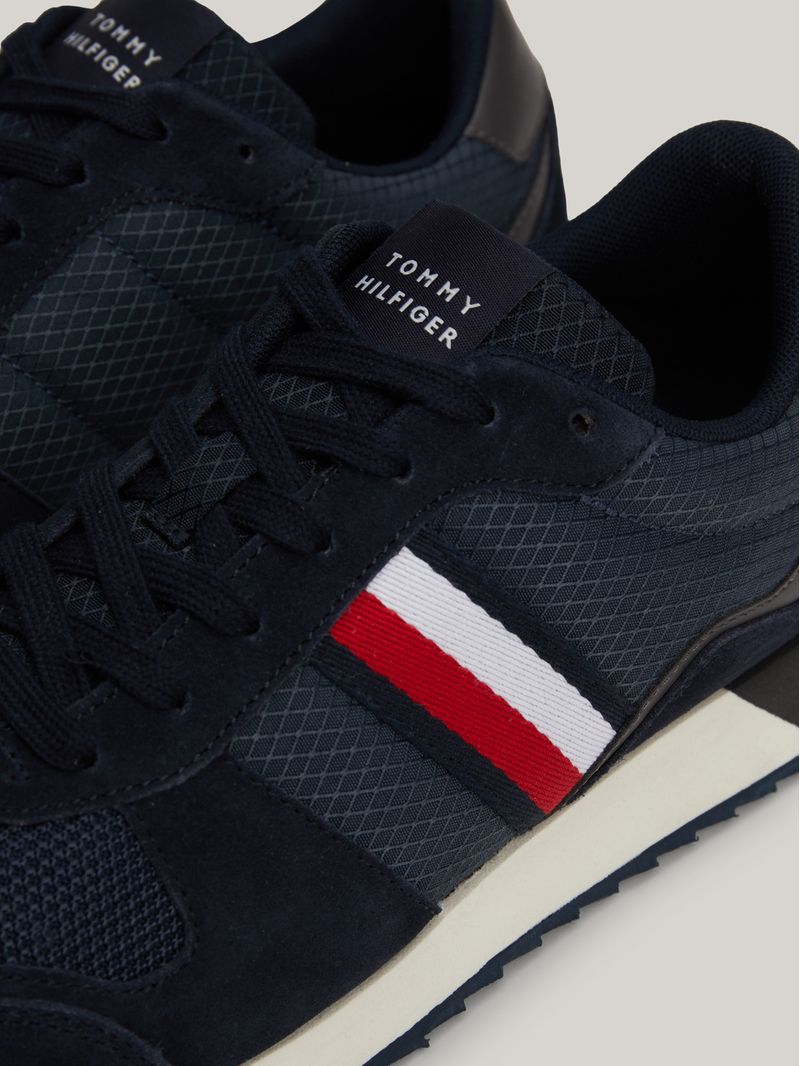 Zapatillas-con-cinta-distintiva