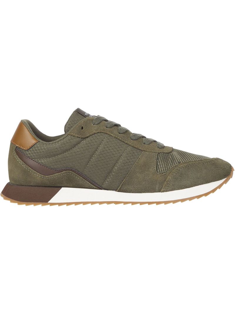 Zapatillas-con-cinta-distintiva
