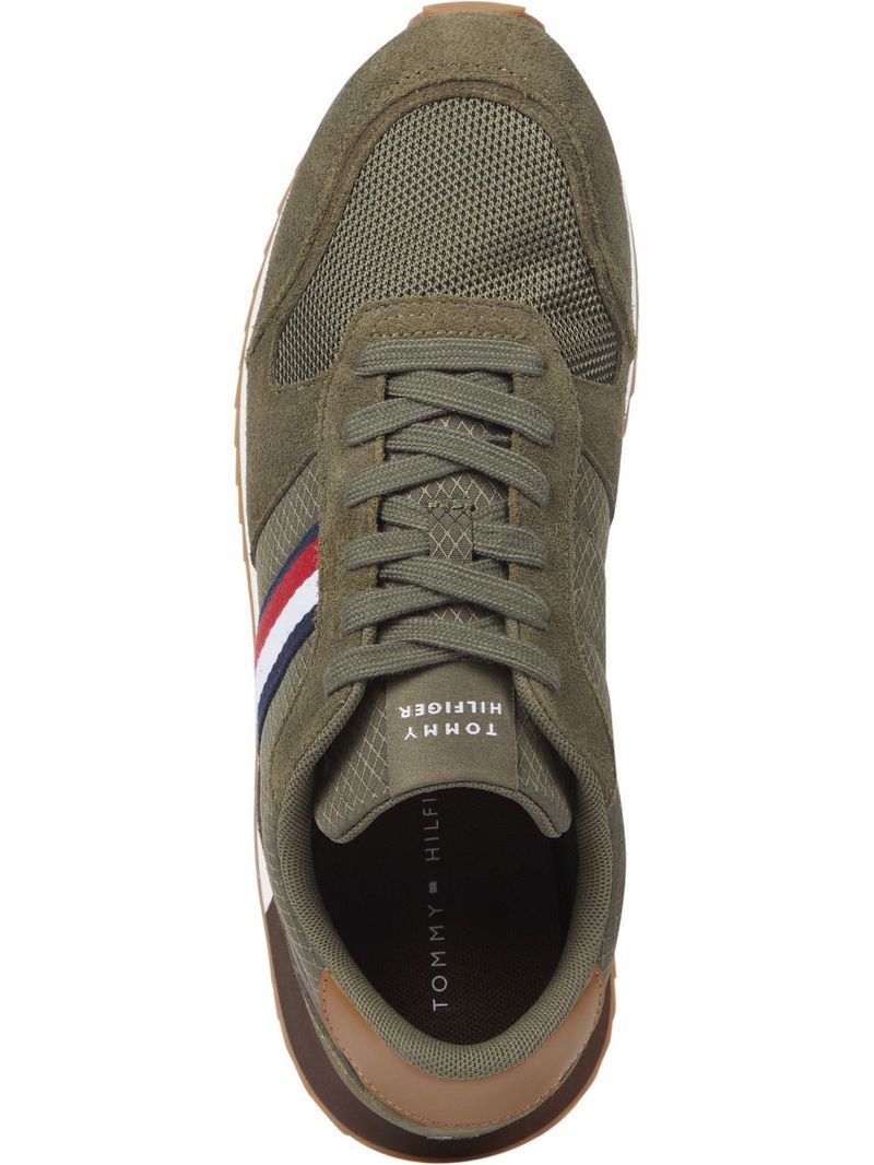 Zapatillas-con-cinta-distintiva