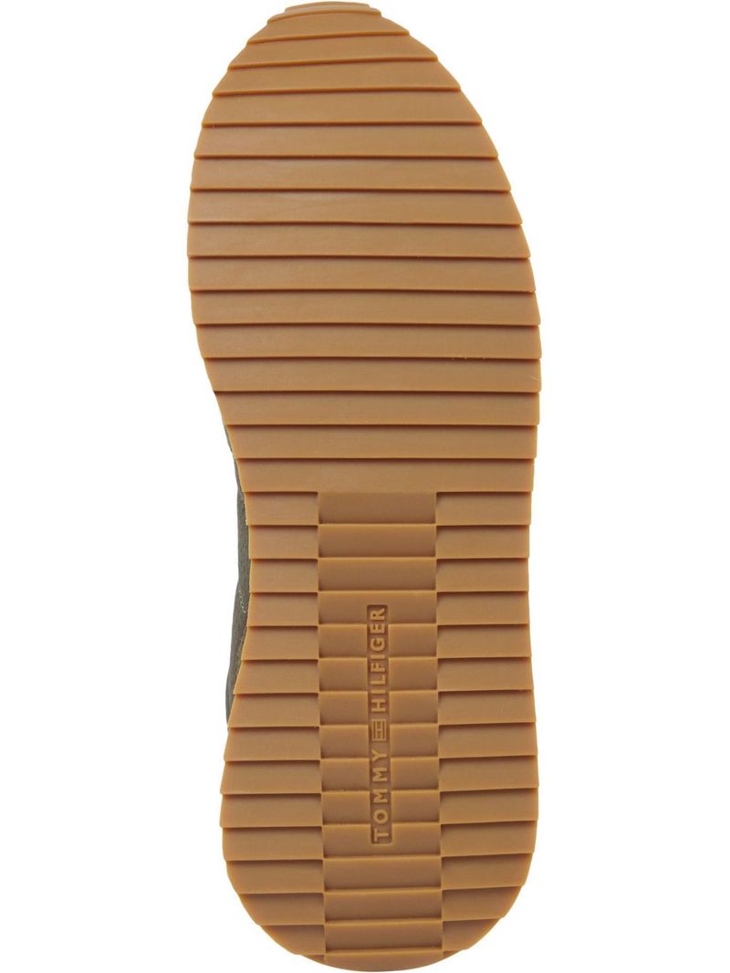 Zapatillas-con-cinta-distintiva