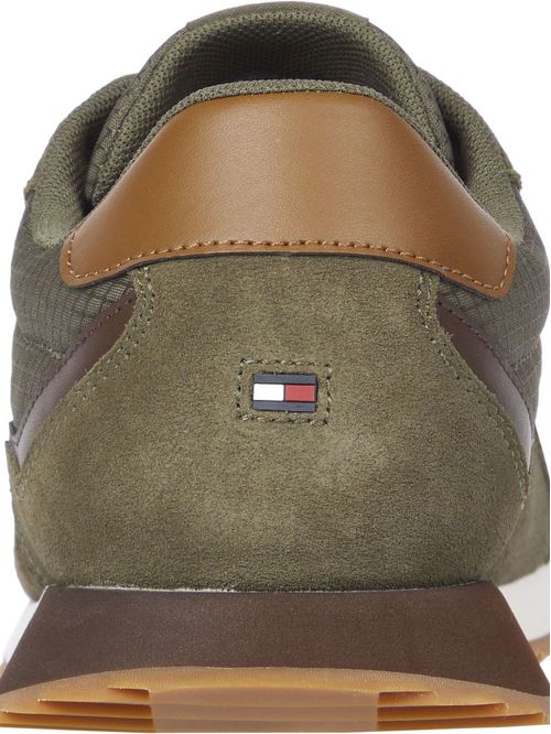 Zapatillas con cinta distintiva