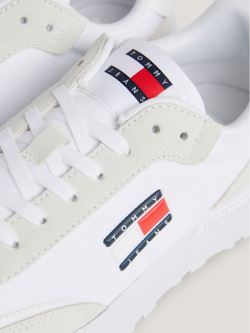 Zapatillas-estilo-running-con-suela-dentada