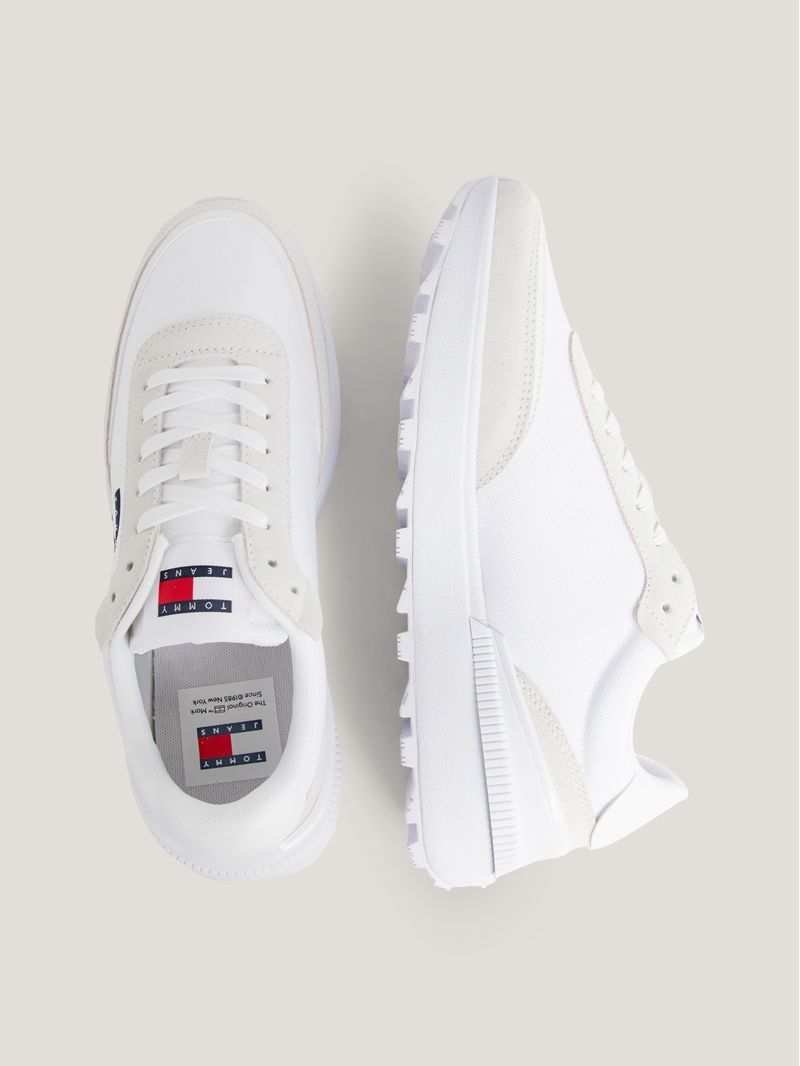 Zapatillas-estilo-running-con-suela-dentada