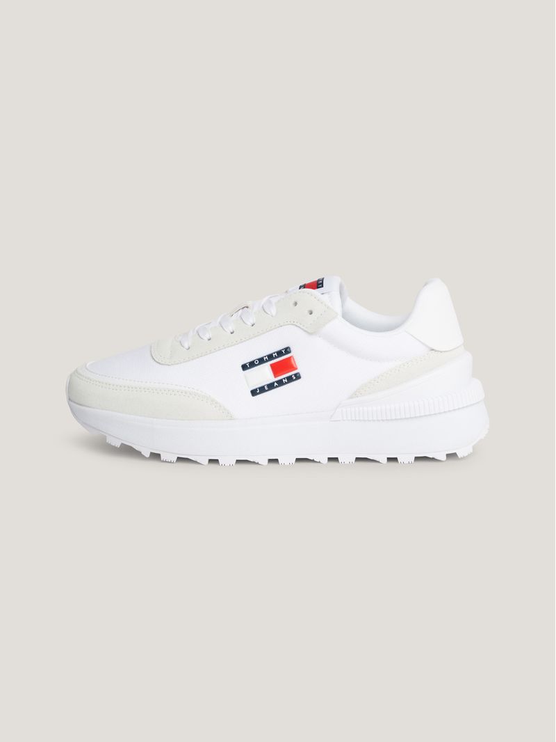 Zapatillas-estilo-running-con-suela-dentada