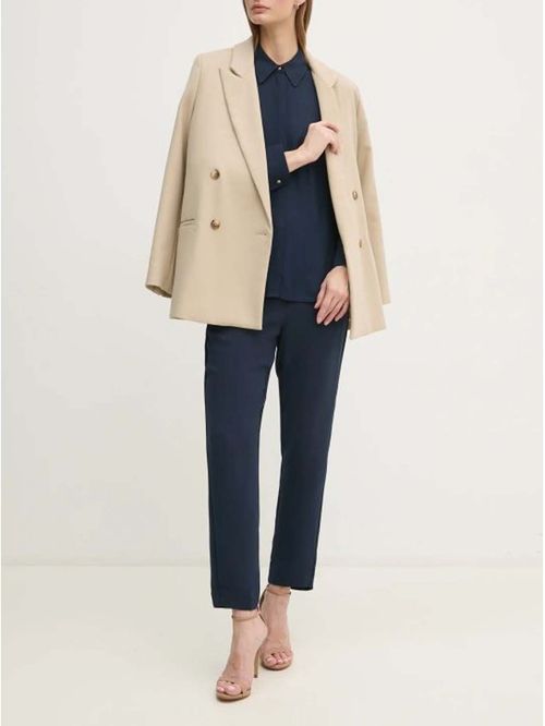 Camisa de corte amplio y cartera oculta