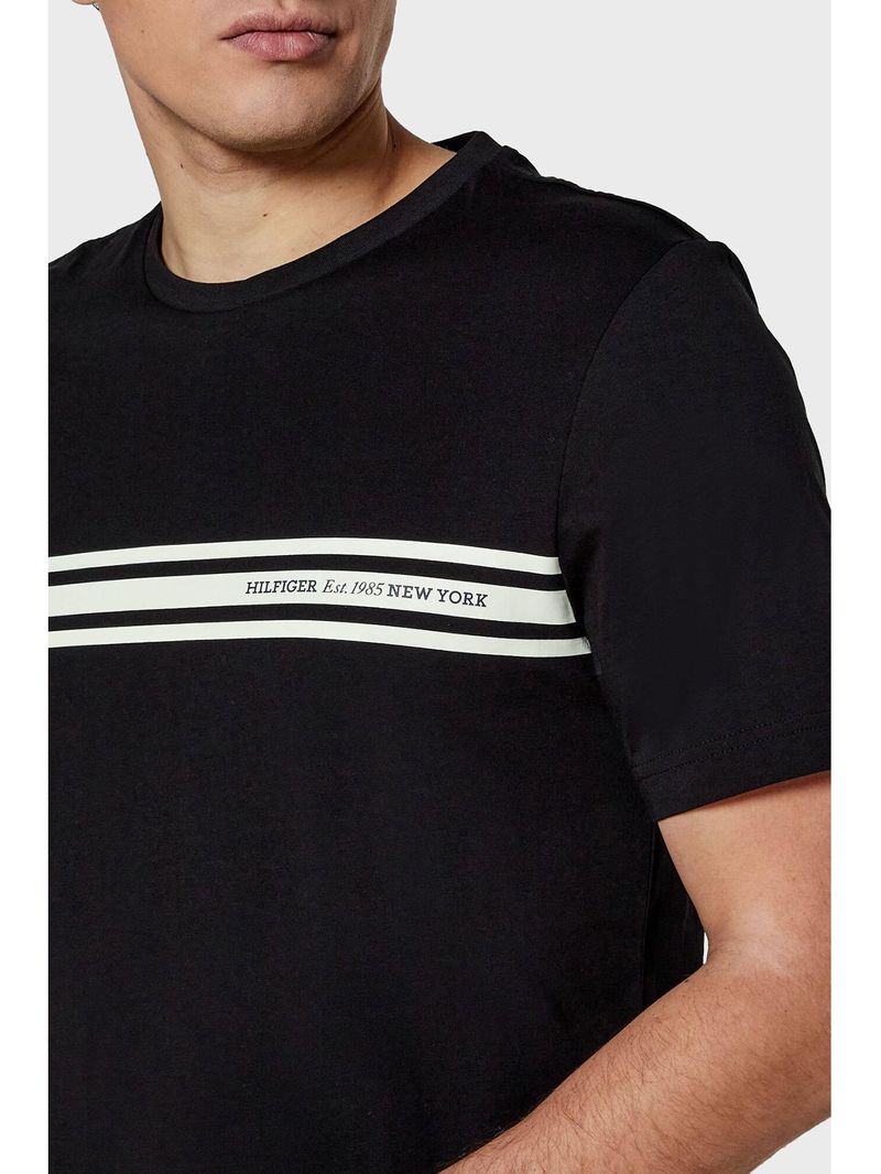 Remera-con-rayas-horizontales-y-logo