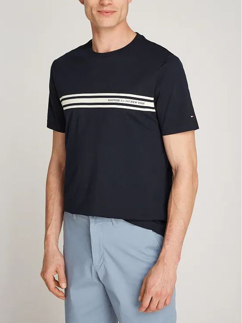 Remera-con-rayas-horizontales-y-logo