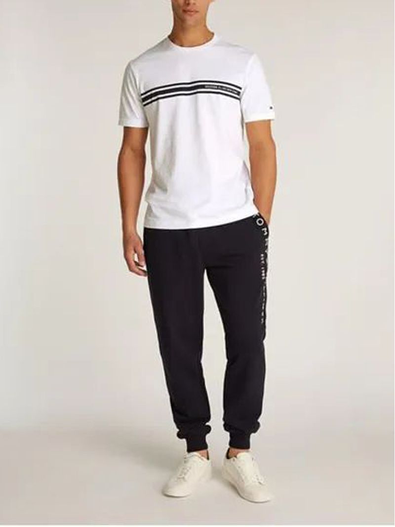 Remera-con-rayas-horizontales-y-logo