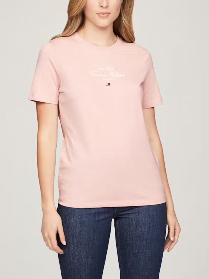 Remera-de-corte-regular-con-corte-script