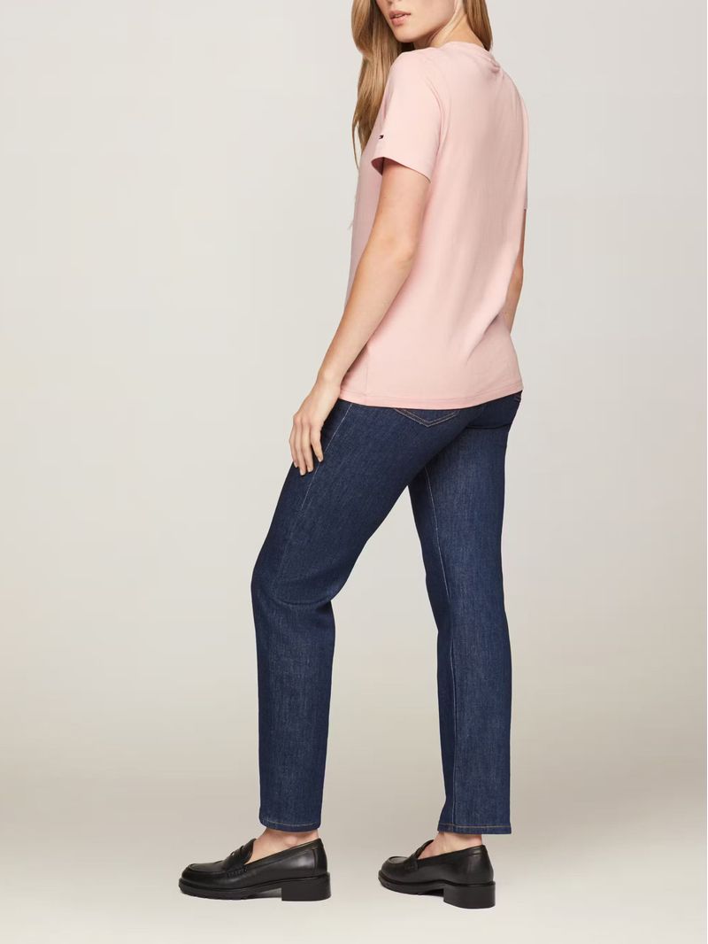 Remera-de-corte-regular-con-corte-script
