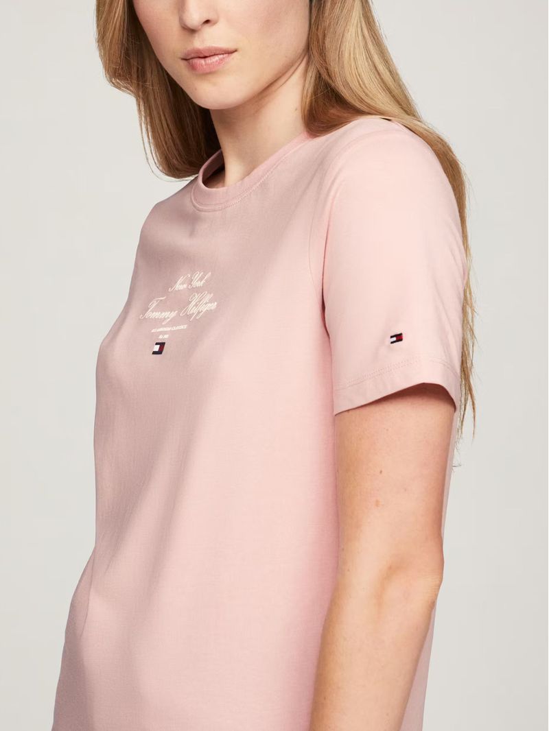 Remera-de-corte-regular-con-corte-script