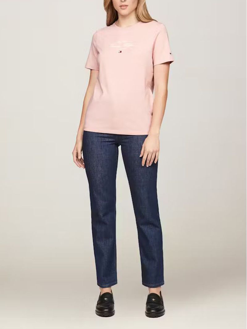 Remera-de-corte-regular-con-corte-script