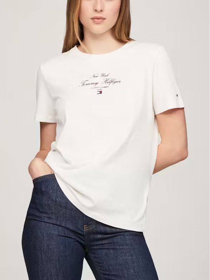 Remera-de-corte-regular-con-corte-script