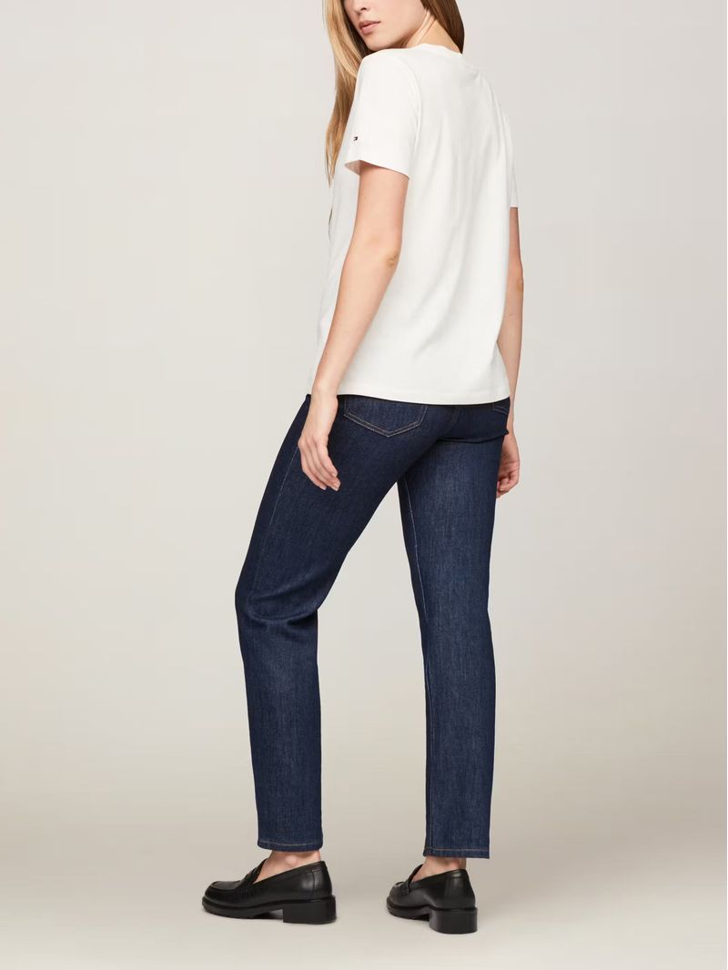 Remera-de-corte-regular-con-corte-script
