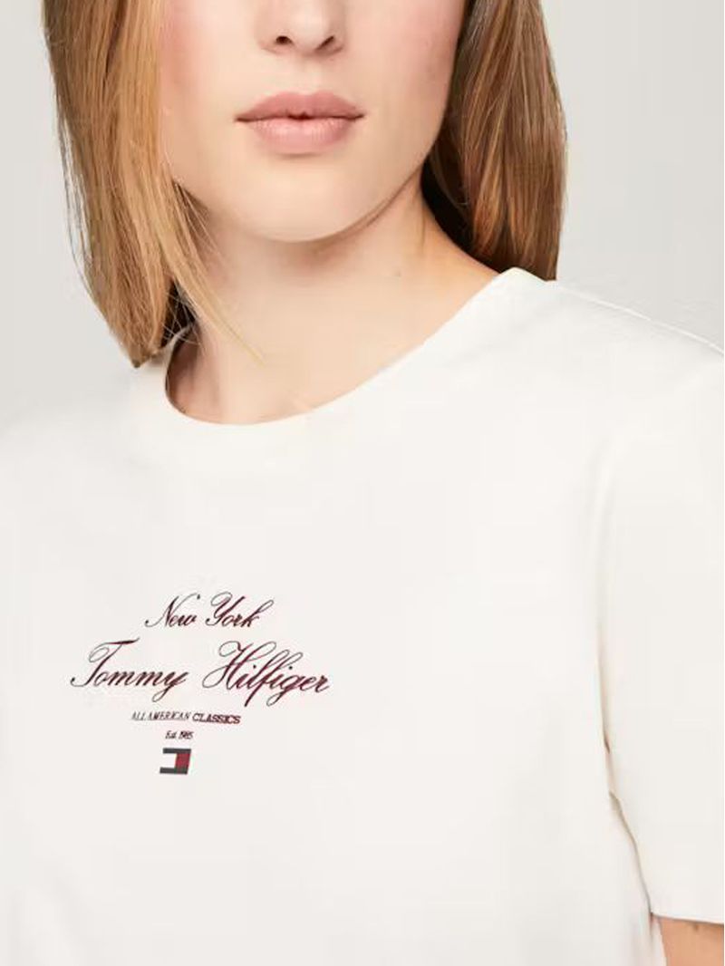 Remera-de-corte-regular-con-corte-script