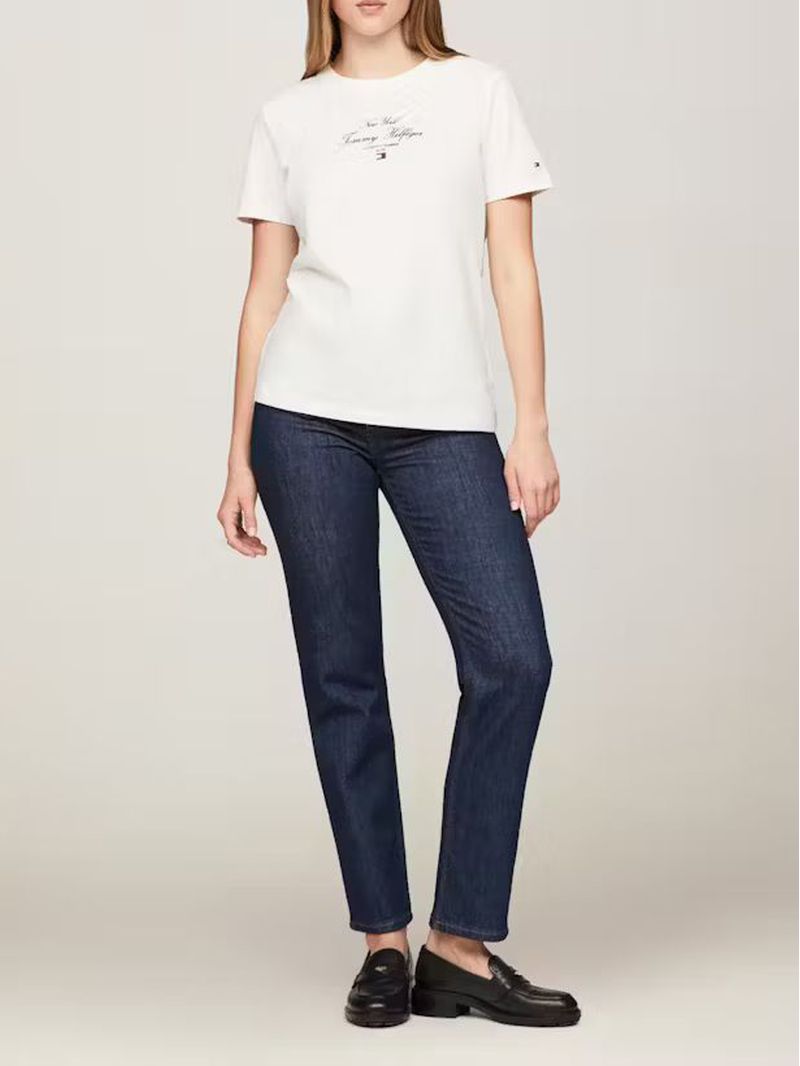 Remera-de-corte-regular-con-corte-script