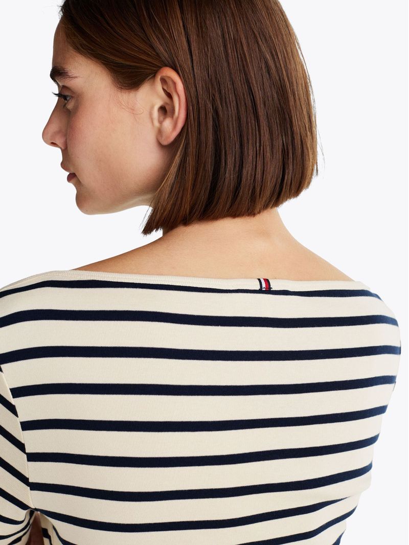 Remera-de-cuello-barco-y-manga-tres-cuartos