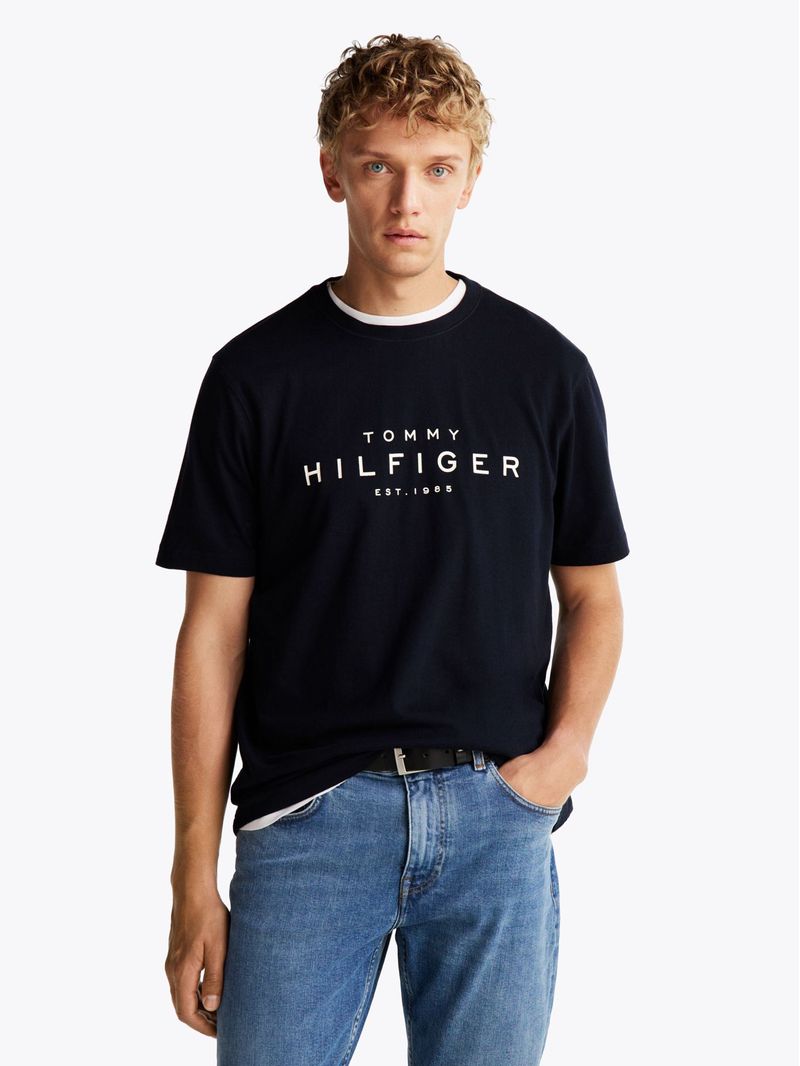 Remera-de-cuello-redondo-con-logo