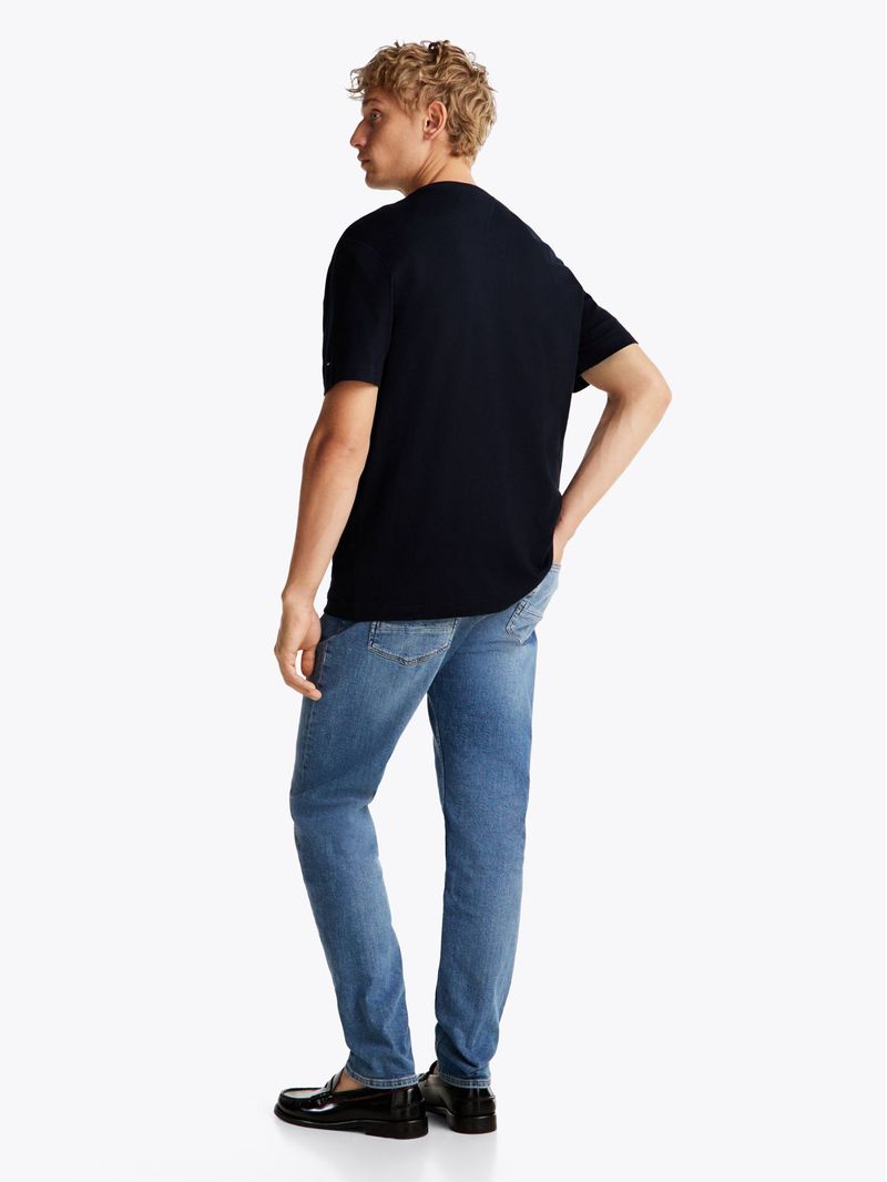 Remera-de-cuello-redondo-con-logo