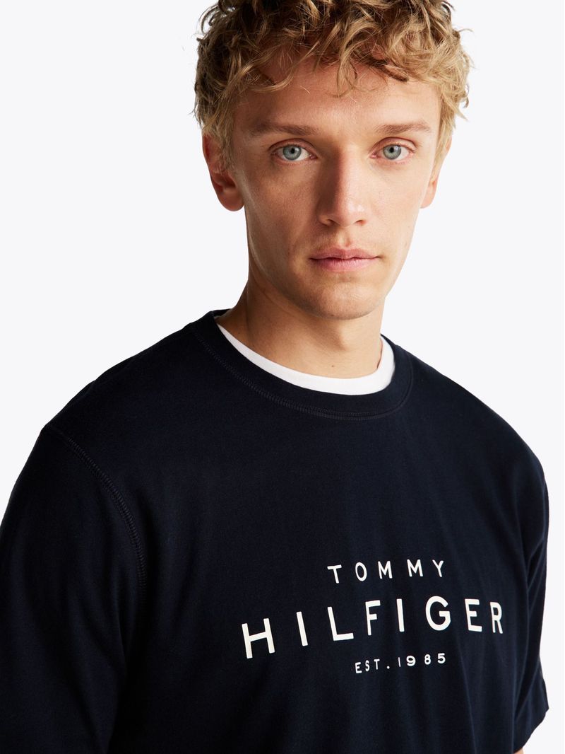 Remera-de-cuello-redondo-con-logo