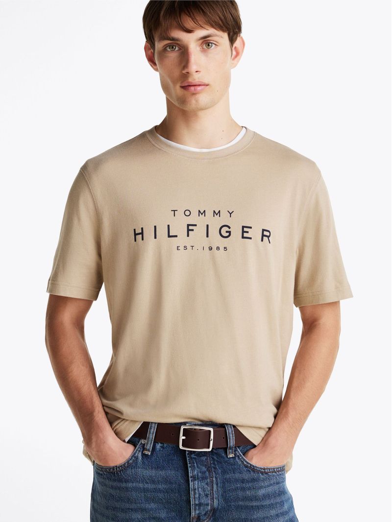 Remera-de-cuello-redondo-con-logo
