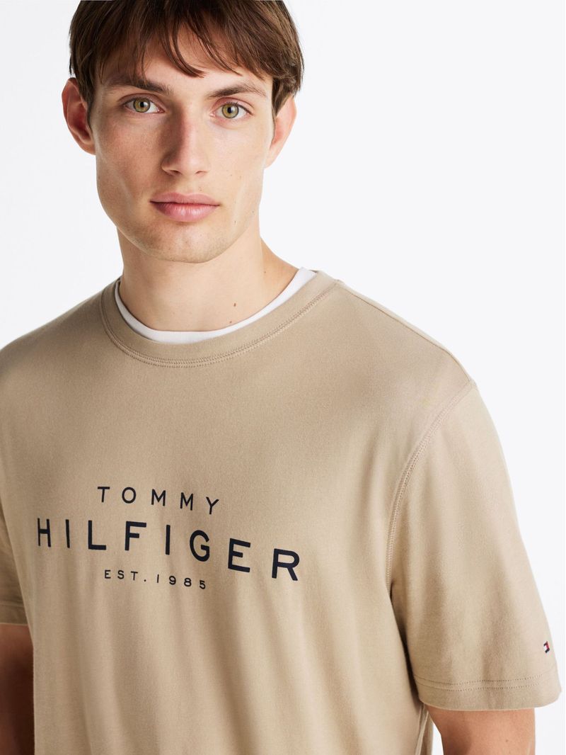 Remera-de-cuello-redondo-con-logo