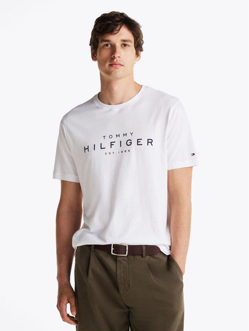 Remera-de-cuello-redondo-con-logo