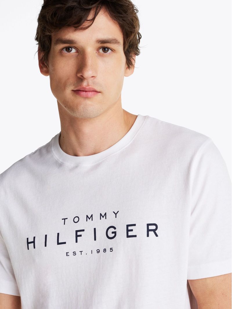 Remera-de-cuello-redondo-con-logo