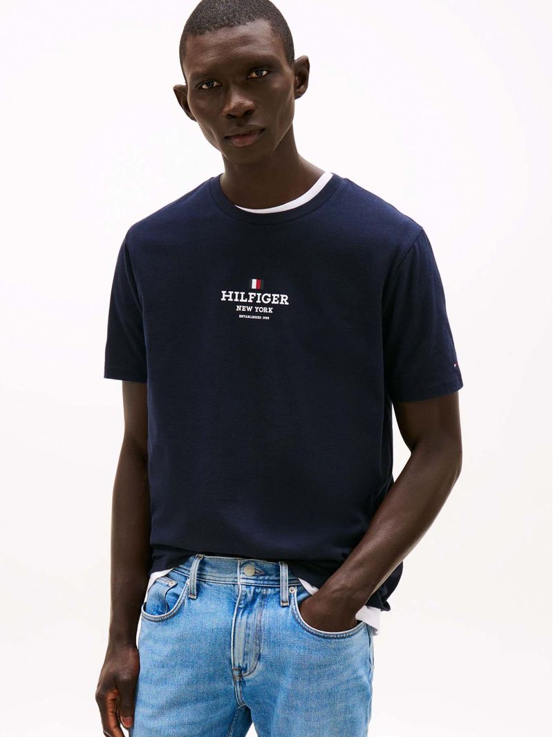 Remera-de-cuello-redondo-con-logo