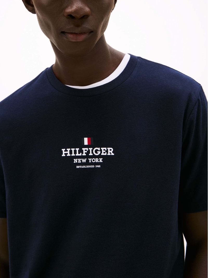 Remera-de-cuello-redondo-con-logo