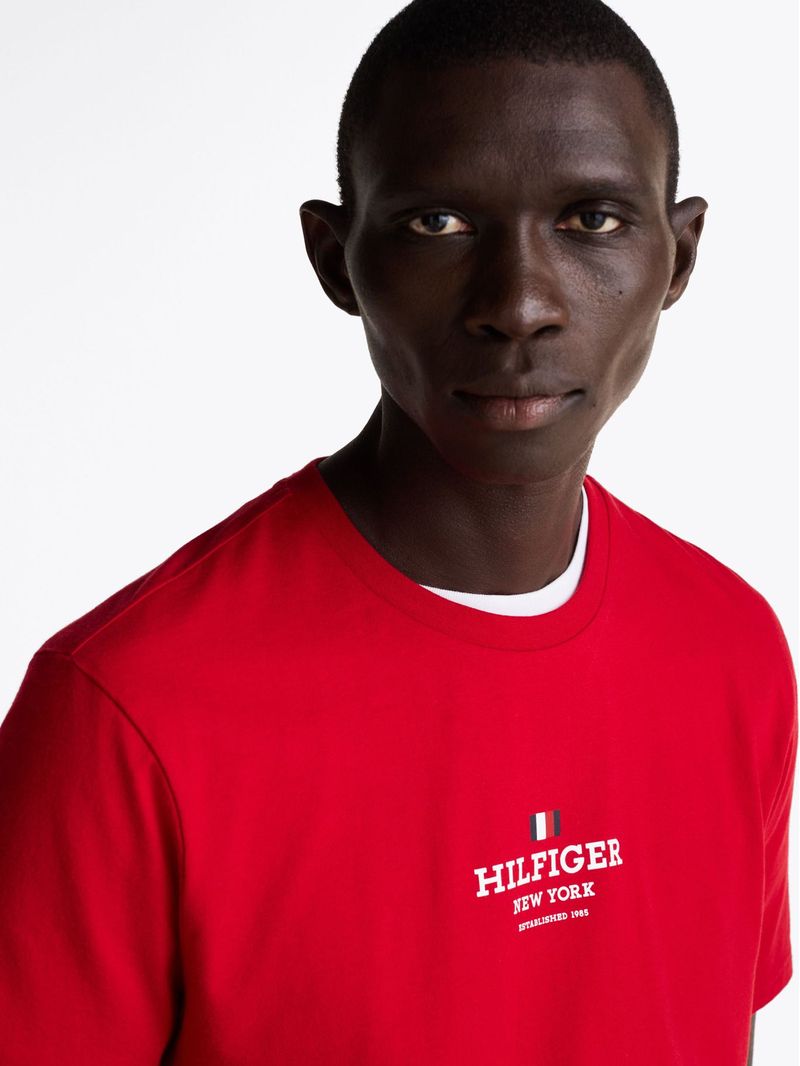 Remera-de-cuello-redondo-con-logo