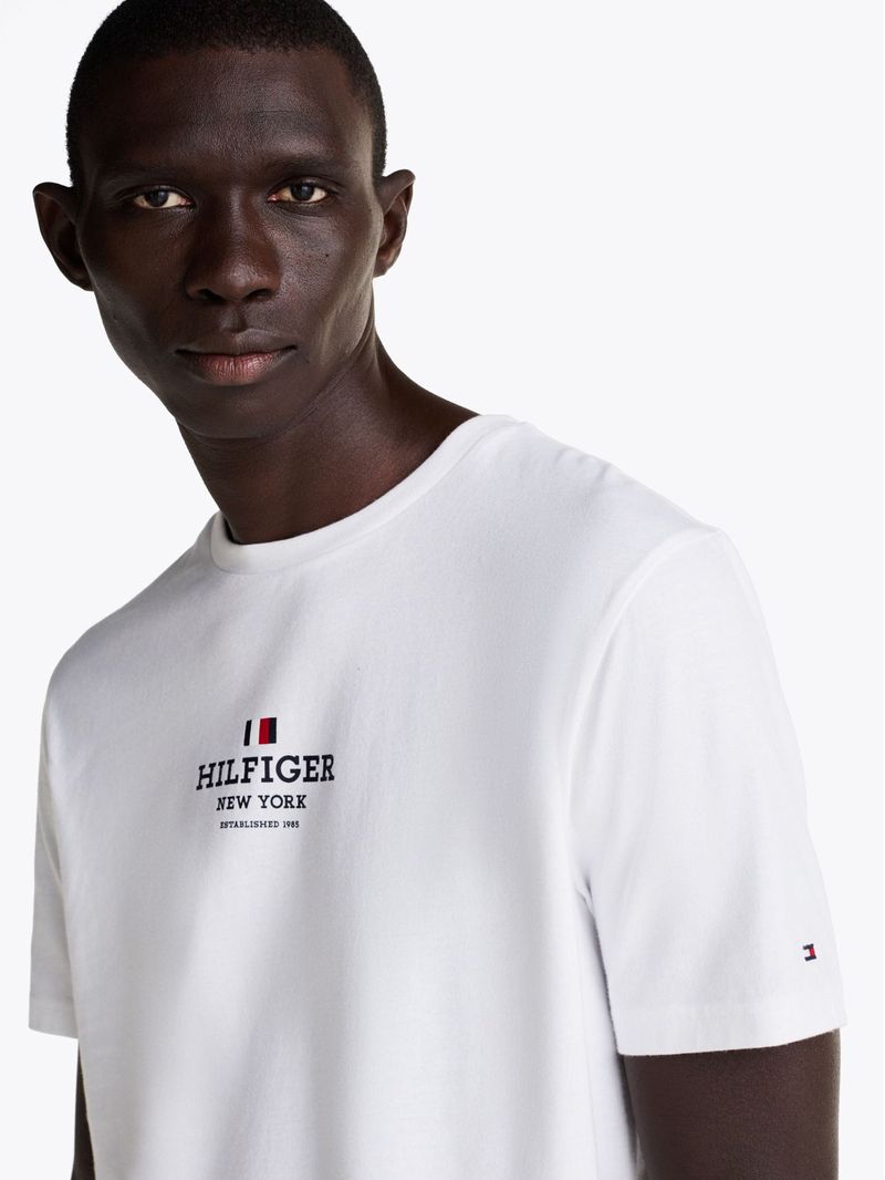 Remera-de-cuello-redondo-con-logo