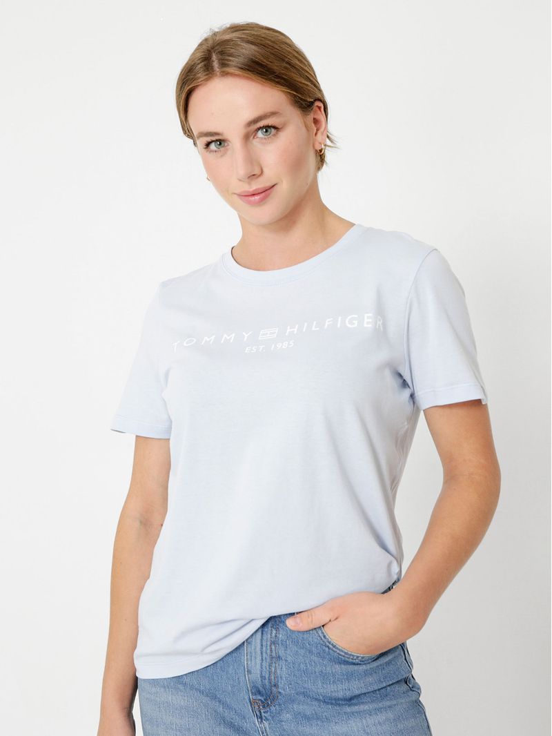 Remera-con-cuello-redondo-y-logo-distintivo