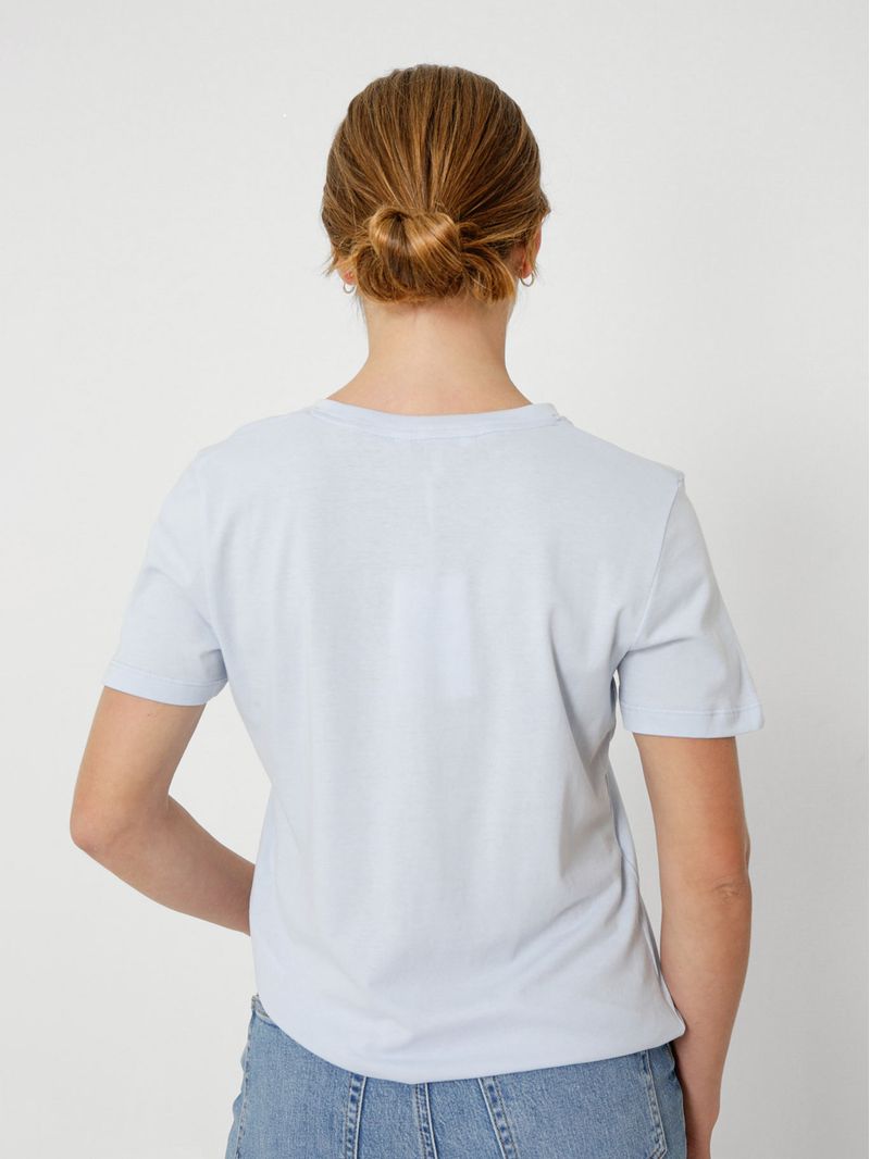 Remera-con-cuello-redondo-y-logo-distintivo