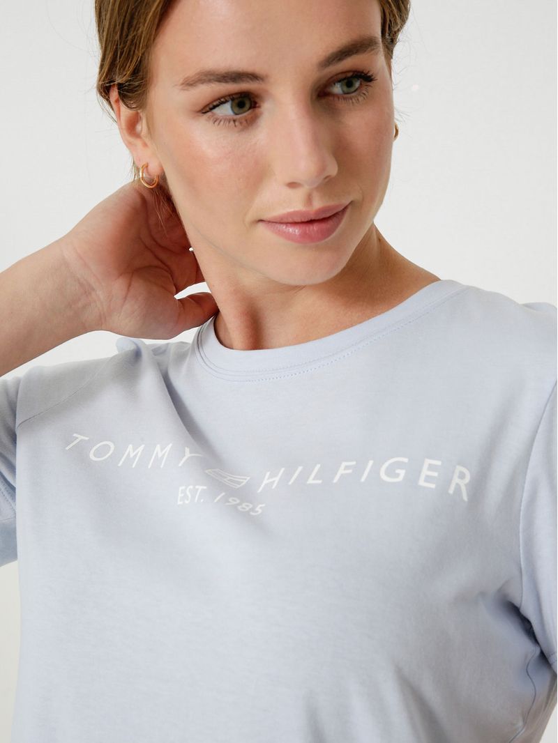 Remera-con-cuello-redondo-y-logo-distintivo
