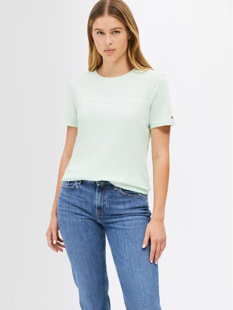 Remera-con-cuello-redondo-y-logo-distintivo