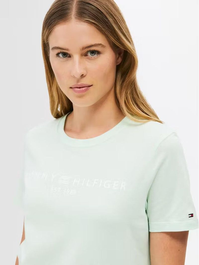 Remera-con-cuello-redondo-y-logo-distintivo