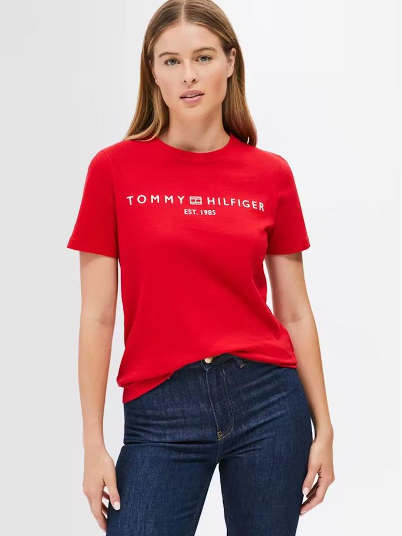 Remera-con-cuello-redondo-y-logo-distintivo