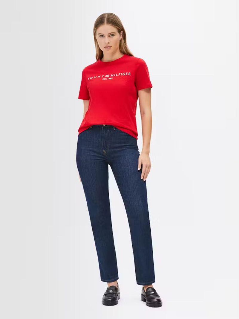 Remera-con-cuello-redondo-y-logo-distintivo