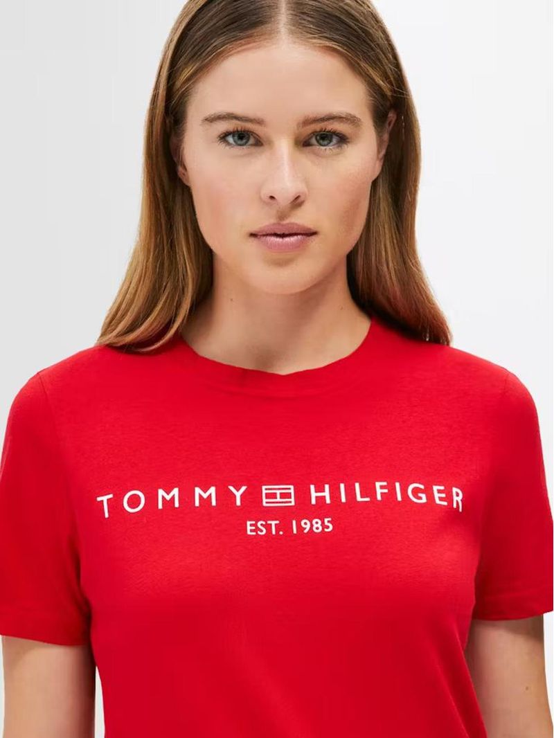 Remera-con-cuello-redondo-y-logo-distintivo