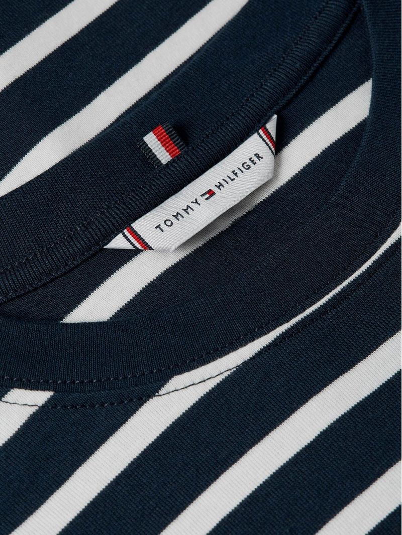 Remera-de-cuello-redondo-con-corte-slim