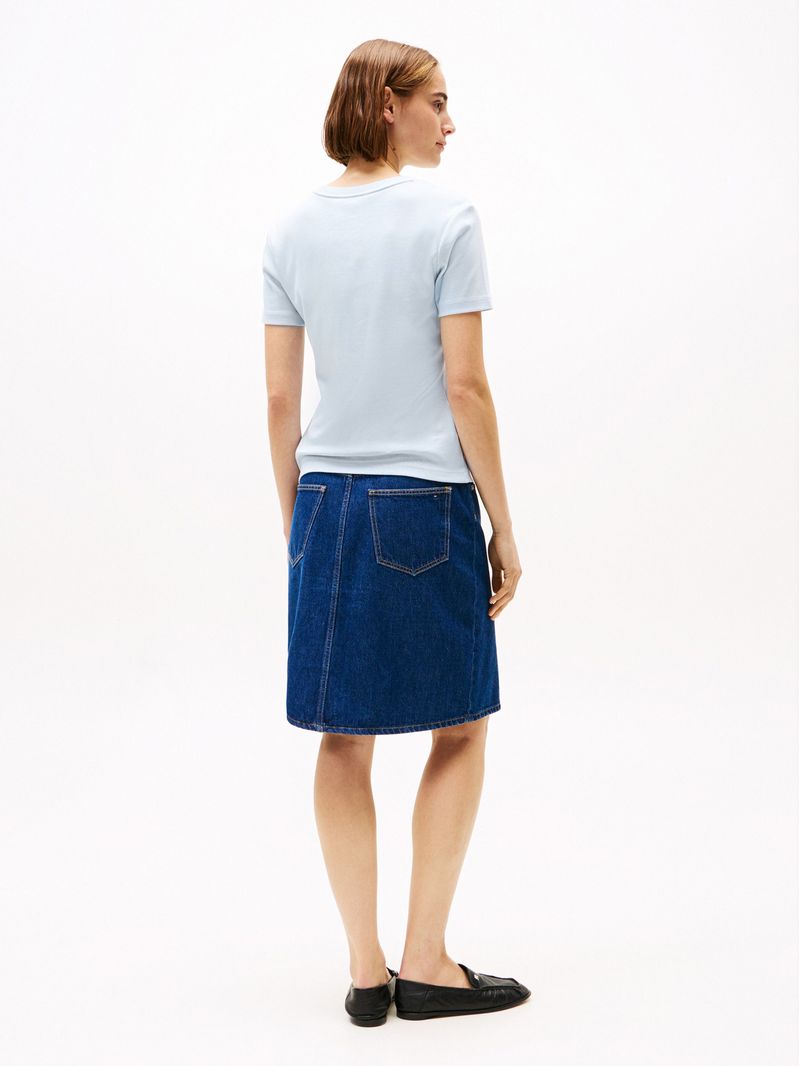 Remera-de-cuello-redondo-con-corte-slim