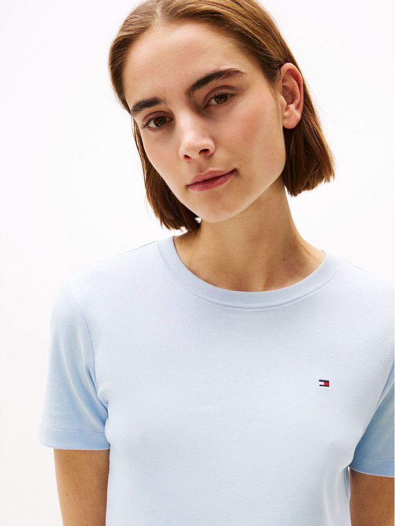 Remera-de-cuello-redondo-con-corte-slim