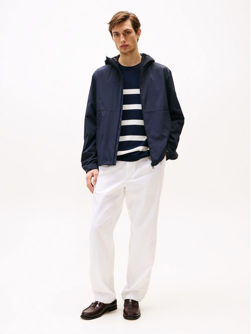 Campera con capucha y parche del logo