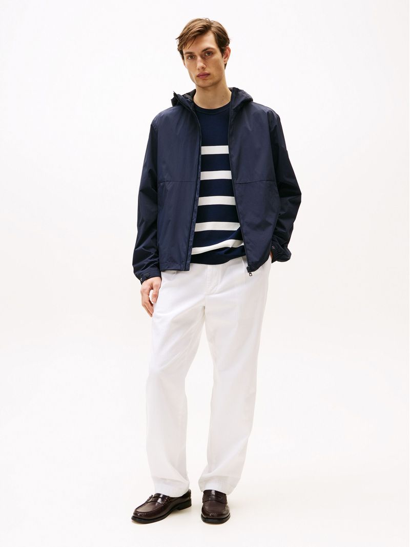 Campera-con-capucha-y-parche-del-logo