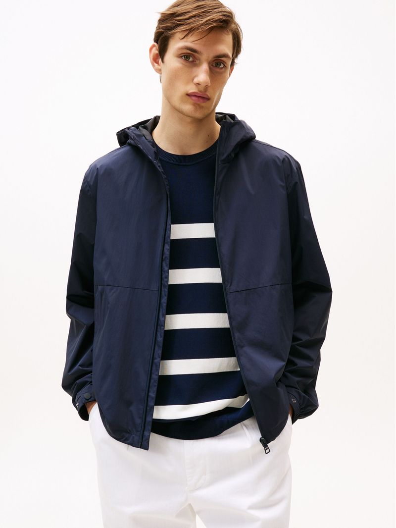 Campera-con-capucha-y-parche-del-logo