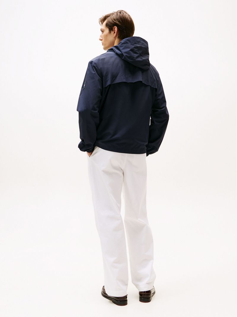 Campera-con-capucha-y-parche-del-logo