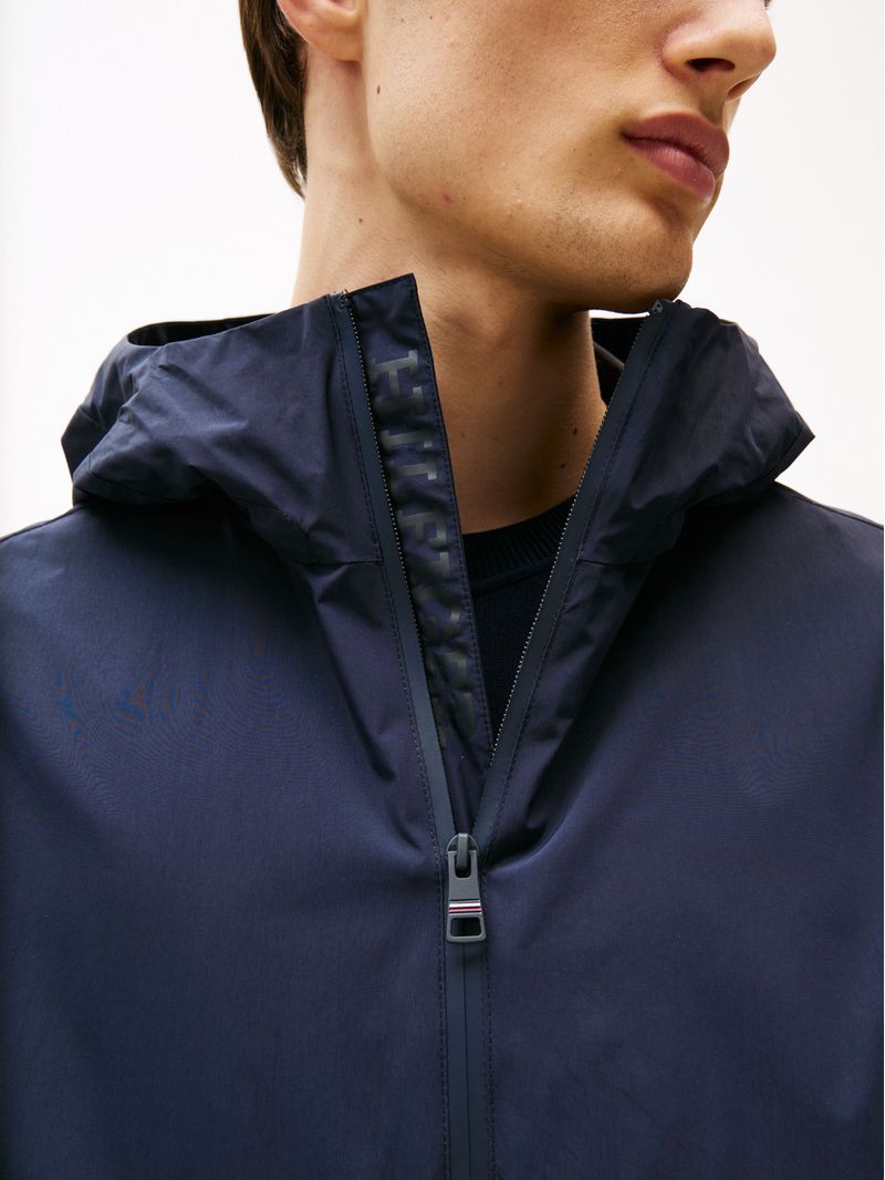 Campera-con-capucha-y-parche-del-logo