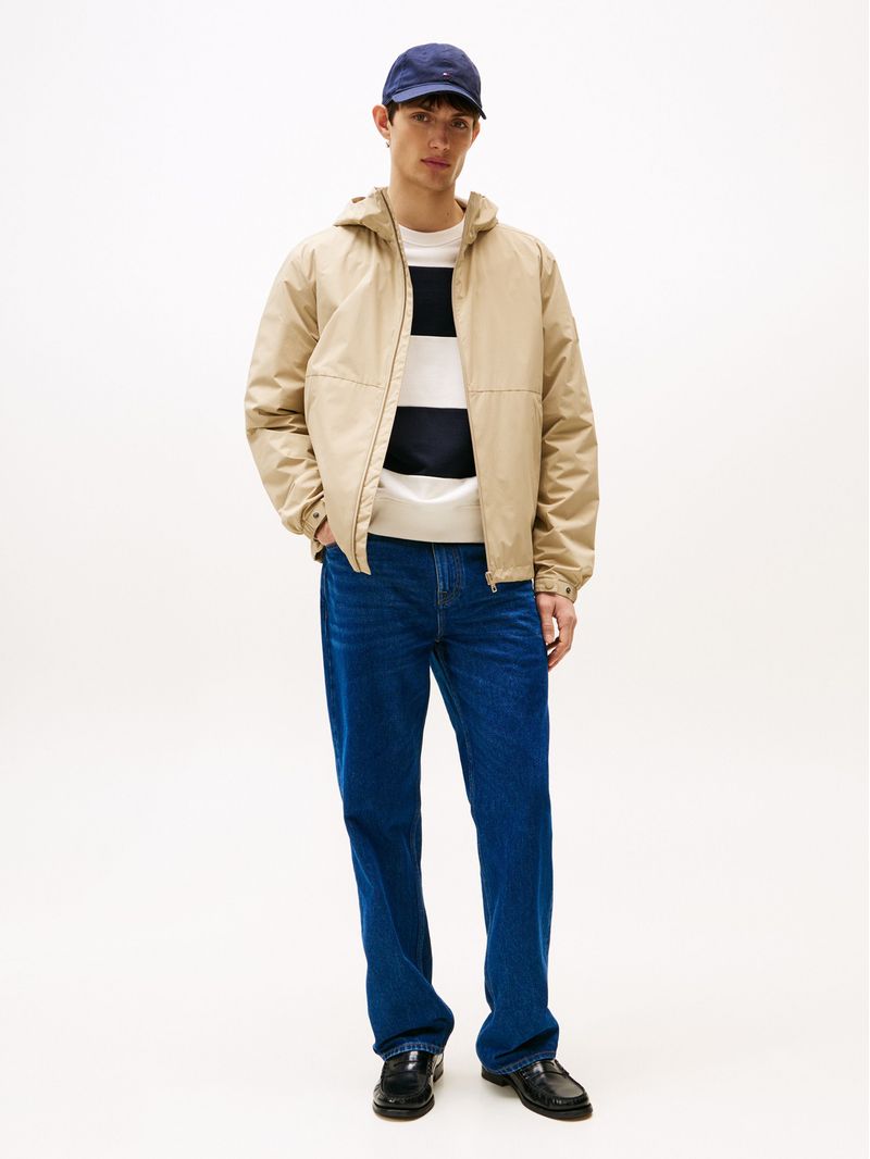 Campera-con-capucha-y-parche-del-logo