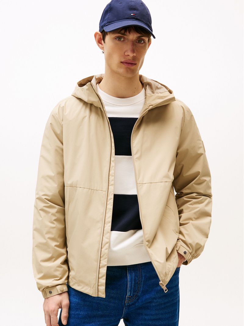 Campera-con-capucha-y-parche-del-logo